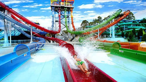 <strong>15. Wet 'n' Wild Water World, Australia: </strong> Zipline là một trong những trải nghiệm thú vị nhất của công viên Wet 'n' Wild Water World ở Queensland. Giá vé vào cửa từ 5 đến 23 USD.