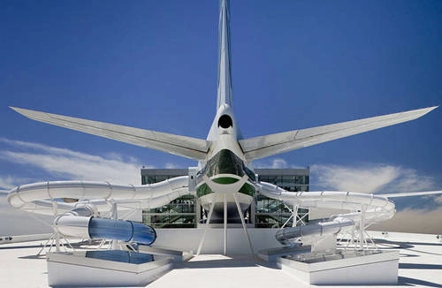 <strong>2. Evergreen Wings &amp; Waves, Oregon, Mỹ: </strong> Đến đây, du khách sẽ được thử cảm giác thoát hiểm khỏi máy bay khi công viên sử dụng một chiếc Boeing 747 làm nhà trượt từ trên cao xuống bể nước phía dưới. Giá vé dao động 12 - 32 USD.