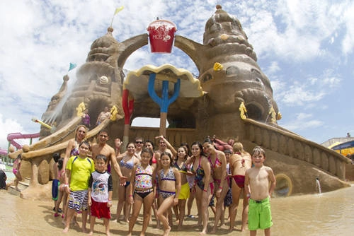 <strong>3. Schlitterbahn South Padre Island, Texas, Mỹ: </strong>Schlitterbahn là tổ hợp gồm nhiều công viên nước độc đáo, không chỉ cung cấp các hoạt động vui chơi, giải trí mà còn cả nghỉ ngơi, thư giãn với hệ thống khách sạn, resort. Đáng chú ý nhất ở đây là South Padre Island, nơi có một tòa lâu đài cát khổng lồ được xây dựng trong công viên trước biển.
