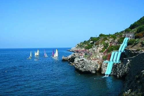 <strong>4. Città Del Mare Hotel, Italy: </strong> Tọa lạc ngay bên bờ biển Sicily, khu nghỉ dưỡng Città del Mare khiến nhiều du khách đứng tim khi trượt trên đường ống xuống biển Địa Trung Hải. Để trải nghiệm cảm giác này, du khách phải nghỉ tại Città del Mare với giá phòng khoảng 200 USD.