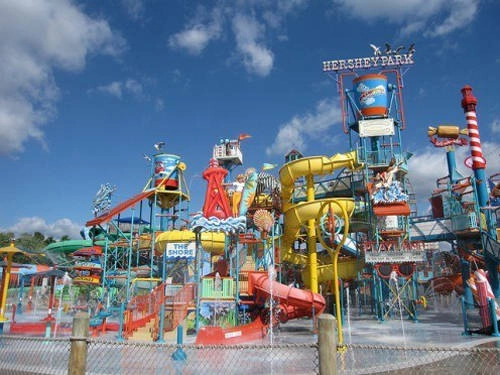 <strong>7. Hersheypark, Pennyslvania, Mỹ: </strong>Ngoài tàu lượn siêu tốc, Hersheypark còn là công viên nổi tiếng với những đường ống trượt nước chóng mặt. Giá vé vào cửa từ 24 USD trở lên.