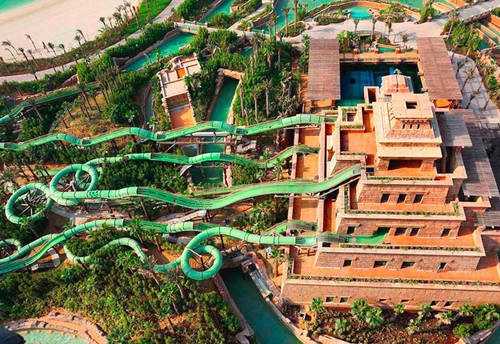<strong>8. Atlantis, The Palm, Dubai, Các Tiểu vương quốc Ả Rập thống nhất: </strong> Khu tổ hợp vui chơi nghỉ dưỡng dành cho gia đình này có các dãy phòng dưới nước và máng trượt dạng xoắn chạy qua toàn bộ công viên. Giá vào cửa khoảng 55 USD một người.