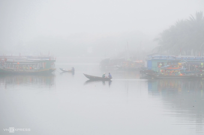 Sương dày bao trùm trên sông Hoài, dòng sông gắn liền với Hội An.  “Do ảnh hưởng dịch Covid-19 nên Hội An những ngày này thưa du khách. Dù vậy, những ngày sương giăng vẫn thu hút nhiều nhiếp ảnh gia đến tác nghiệp”, anh Vũ cho biết.