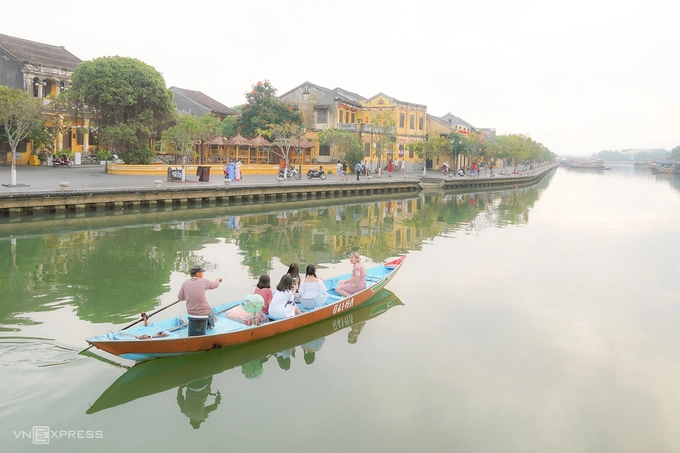 Con thuyền chở du khách tham quan trên sông Hoài dưới ánh nắng đầu ngày, khi bầu không khí còn hơi sương. “Ngồi trên con thuyền nhỏ lướt êm đềm qua những dãy phố, làng nghề hai bên bờ sông sẽ là một trải nghiệm thú vị với du khách”, nhiếp ảnh gia Đỗ Anh Vũ (sống tại Hội An), tác giả bộ ảnh, cho biết.