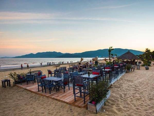 Khác với những quán bar bãi biển khác của Việt Nam, Surf Bar mang đến cho bạn một không gian khá nhẹ nhàng nằm trên ven biển Xuân Diệu thuộc thành phố Quy Nhơn. Khác với những quán bar bãi biển khác của Việt Nam, Surf Bar mang đến cho bạn một không gian khá nhẹ nhàng nằm trên ven biển Xuân Diệu thuộc thành phố Quy Nhơn.