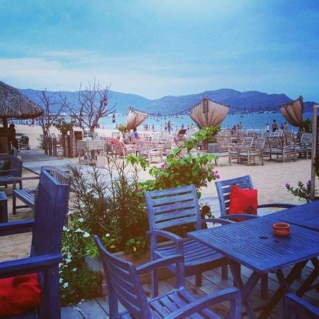 Là một địa chỉ mới nổi đối với giới trẻ Quy Nhơn và khách du lịch, tuy vậy nơi đây đã nhanh chóng chiếm được cảm tình nhờ không gian quán tuy đơn giản nhưng hòa hợp với bờ biển đầy tinh tế và lãng mạn. Là một địa chỉ mới nổi đối với giới trẻ Quy Nhơn và khách du lịch, tuy vậy nơi đây đã nhanh chóng chiếm được cảm tình nhờ không gian quán tuy đơn giản nhưng hòa hợp với bờ biển đầy tinh tế và lãng mạn.