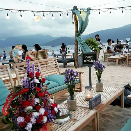 Đặt chân đến Surf Bar, chắc chắn bạn sẽ bị thu hút ngay bởi không gian thoáng mát hòa hợp với thiên nhiên, cùng các vật trang trí vô cùng bắt mắt. Đặt chân đến Surf Bar, chắc chắn bạn sẽ bị thu hút ngay bởi không gian thoáng mát hòa hợp với thiên nhiên, cùng các vật trang trí vô cùng bắt mắt.