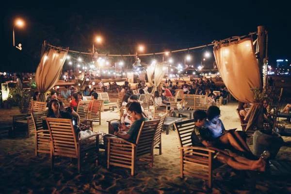 Ghé thăm quán vào buổi tối, bạn sẽ bất ngờ bởi khung cảnh cực kỳ lãng mạn với những mảng màu nhẹ nhàng, lung linh dưới bầu trời đêm. Ghé thăm quán vào buổi tối, bạn sẽ bất ngờ bởi khung cảnh cực kỳ lãng mạn với những mảng màu nhẹ nhàng, lung linh dưới bầu trời đêm.