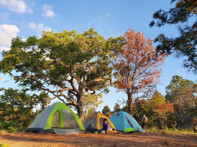 Hãy chuẩn bị một chiếc áo mưa tốt, nếu bạn chọn trekking cung đường này vào các tháng mưa (khoảng tháng 7). Thời gian để việc bạn nhận thấy trời mây đen và bắt đầu mưa tại nơi này có thể diễn ra trong vòng một phút, sau tiếng sét báo động. Vì vậy, để chắc chắn hành lý không bị ướt bạn nên trang bị kỹ càng.