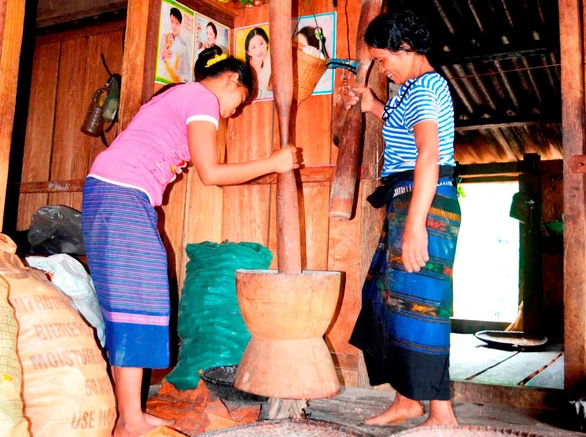Sáng sớm, những phụ nữ ở bản Tà Vờng dậy từ rất sớm giã gạo nếp, sắn, ngô thành món cơm Pồi - Ảnh: HOÀNG BÙI Sáng sớm, những phụ nữ ở bản Tà Vờng dậy từ rất sớm giã gạo nếp, sắn, ngô thành món cơm Pồi - Ảnh: HOÀNG BÙI