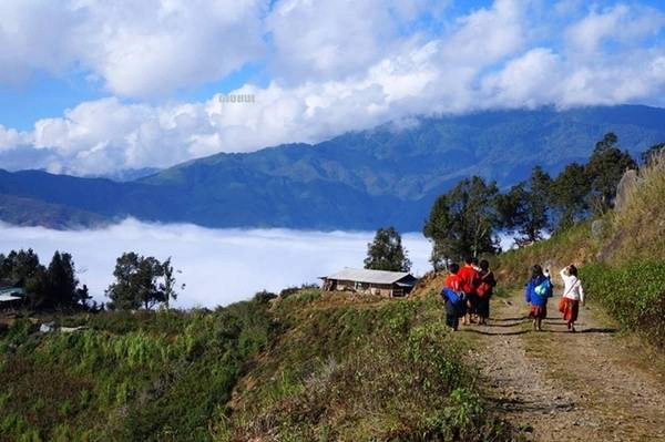 Tà Xùa được biết đến như một "thiên đường mây" với những thung lũng mây trắng bồng bềnh mê hồn du khách. Từ trung tâm xã Tà Xùa có hai lối rẽ đường lên Xím Vàng và đường về Háng Đồng, cả hai con đường là những cung "săn" mây nổi tiếng.