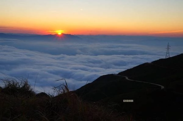 Các tay máy khó lòng bỏ qua hoàng hôn ở Tà Xùa, mặt trời lặn giữa biển mây là khoảnh khắc đáng giá nhất sau quãng đường vất vả. Tà Xùa mùa nào cũng đẹp qua ống kính Hải Yến - cô gái sống một mình ở Tà Xùa trong 2 tháng.