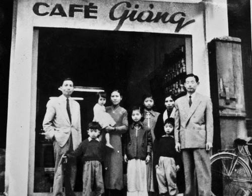 Gia đình cụ Giảng khi mới mở quán cà phê. Ảnh: cafe Giảng.