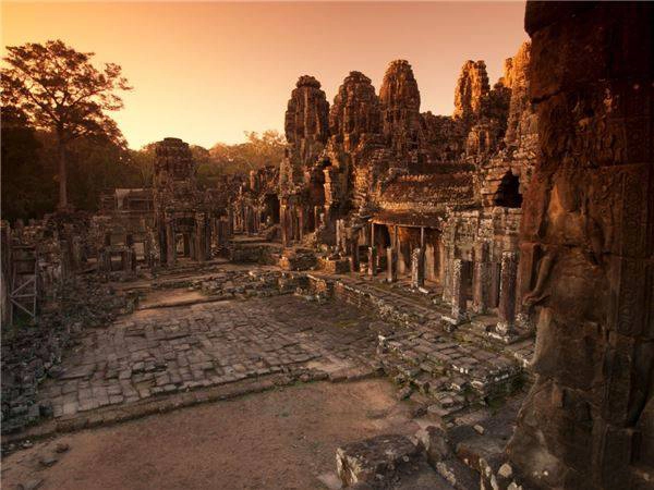 Quần thể Angkor được xem là đỉnh cao của kiến trúc Khmer và trong nhiều thế kỷ, nơi này từng là thủ đô của vương quốc Khmer.