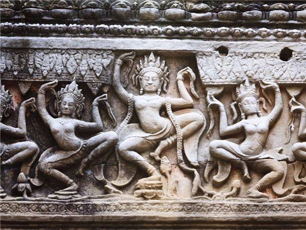 Angkor Wat được chạm khắc với hơn 3.000 bức phù điêu Apsaras với 37 kiểu tóc khác nhau.