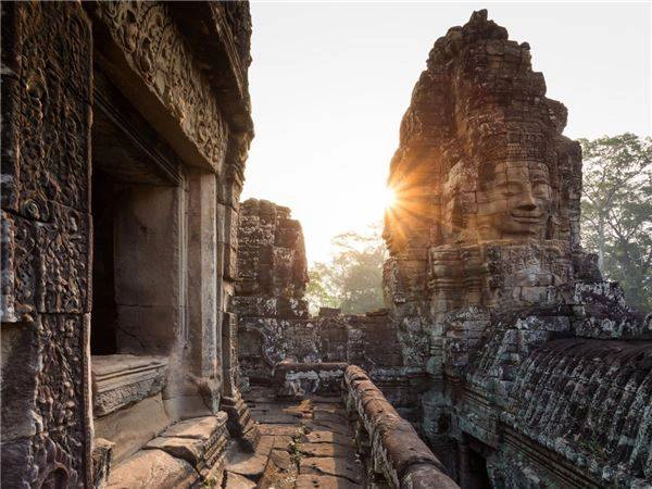 Angkor Thom cũng là quần thể cấu trúc rộng lớn, trải dài trên bốn dặm vuông, nổi tiếng với các bức tường thành bao quanh một cách kiên cố và bên ngoài là một hào nước. Angkor Thom từng là thành phố lớn nhất thế giới trong thế kỷ 12.