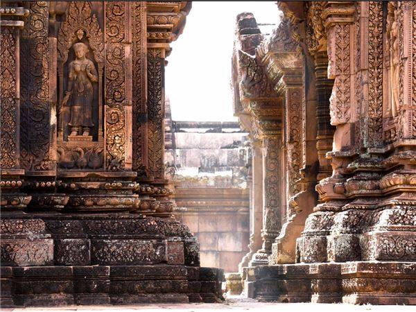 Banteay Srei là một ngôi đền được xây để thờ thần Hindu là Shiva. Banteay Srei được xây chủ yếu bằng đá sa thạch đỏ, một chất pha màu được thêm vào những bức điêu khắc trang trí tỉ mỉ. Chính yếu tố này giúp cho ngôi đền nổi tiếng với du khách, và được nhắc đến với các tên "viên ngọc quý" hoặc "trang sức của nghệ thuật Khmer".