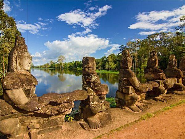 Trải qua hàng trăm năm tuổi, những ngôi đền trong quần thể Angkor được trang bị hệ thống kỹ thuật thủy văn phức tạp với hệ thống hồ chứa nước, kênh rạch chằng chịt mà ngày nay khi đến đây du khách vẫn có thể tham quan và chiêm ngưỡng.