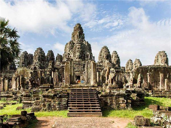 Angkor Wat từng rơi vào quên lãng nhưng không ai thực sự biết lý do tại sao. Có ý kiến cho rằng nơi đây từng diễn ra một trận chiến đẫm máu khiến người dân phải sơ tán, số khác lại cho rằng do sự thay đổi của tôn giáo (Hindu giáo đã được thay thế bởi Phật giáo vào khoảng 13 và thế kỷ 14) hoặc do hệ thống dẫn nước bị hư hại và mọi người đã phải di chuyển đi nơi khác để tìm nguồn nước mới.