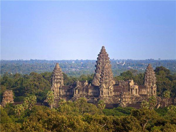 Việc phục dựng Angkor Wat chính thức bắt đầu vào cuối thế kỉ 19 nhờ hai nhà khảo cổ châu Âu là Louis Delaporte và Adolf Bastian. Đến những năm 1907-1970 thì có thêm sự tham gia của École française d'Extrême-Orient (EFEO - Viện Viễn Đông Bác cổ). Đây là một trung tâm nghiên cứu của Pháp về Đông phương học, chủ yếu trên thực địa.