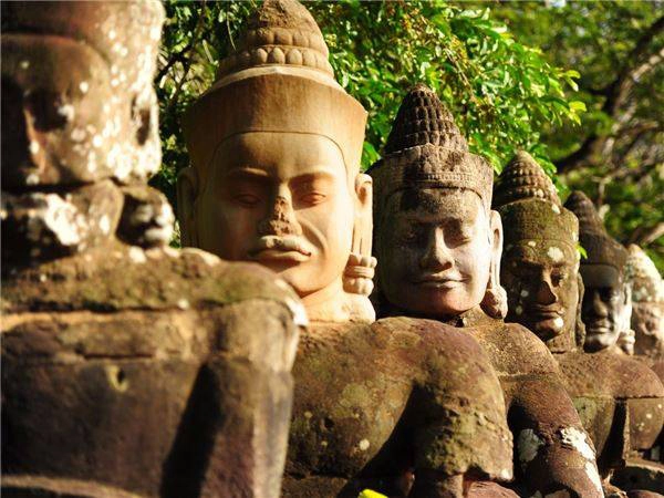 Sau đó những nỗ lực phục hồi không được tiếp tục cho đến năm 1992. Lúc này, Angkor Wat được đưa vào danh sách di sản thế giới bị đe dọa của UNESCO. Đến năm 1993, UNESCO phát động một chiến dịch phục hồi quần thể này. Khi đó, các nhà chức trách Campuchia, UNESCO và cộng đồng quốc tế đã thành lập Ủy ban quốc tế điều phối và phát triển khu vực lịch sử Angkor (ICC-Angkor), Cơ quan quốc gia chịu trách nhiệm về Khảo cổ học Angkor, APSARA. Cơ quan này đưa ra các biện pháp để chống lại nạn cướp bóc đang diễn ra, tiến hành phục hồi khẩn cấp và triển khai biện pháp bảo vệ di sản. Công việc này được tiến hành với sự hợp tác chặt chẽ cùng UNESCO, đã thực sự thành công, tạo nên một Angkor tuyệt đẹp, thu hút du khách từ khắp nơi trên thế giới đến tham quan và thưởng lãm.