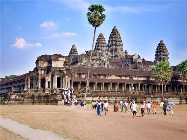 Năm 2014, Angkor đón hơn hai triệu lượt khách du lịch tới thăm quan.