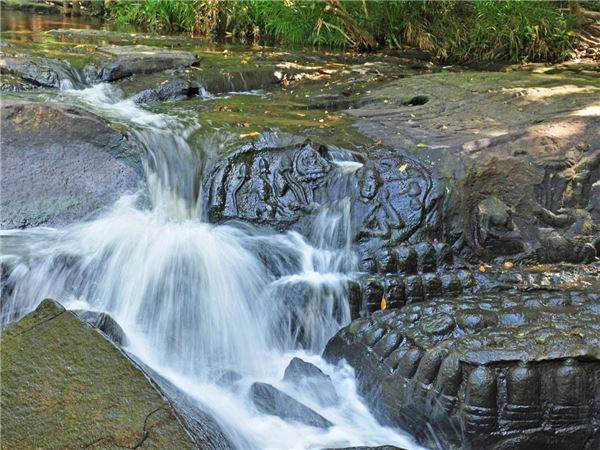 Quần thể Angkor bao gồm hơn 1.000 đền đài, được xây dựng từ giữa thế kỷ thứ 9 đến thế kỷ thứ 15.