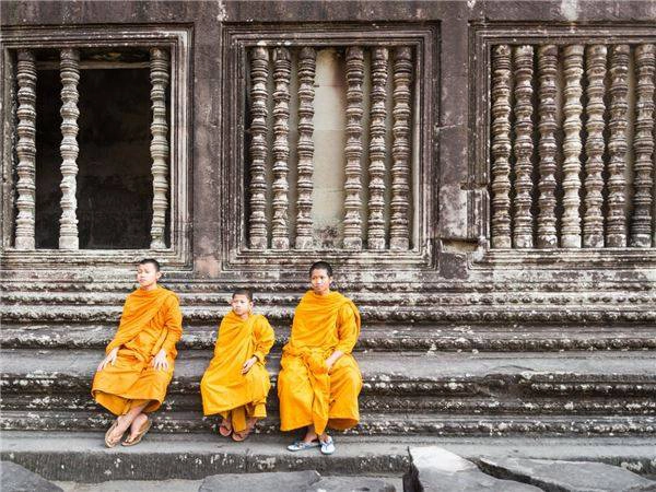 Angkor Wat thờ thần Vishnu, được bảo tồn tốt nhất trong khu vực và là ngôi đền duy nhất vẫn giữ được vị trí trung tâm tôn giáo. Angkor Wat là sự kết hợp của hai nét cơ bản của kiến trúc Khmer: kiến trúc đền - núi cùng với những dãy hành lang dài và nhỏ hẹp. Kiến trúc này tượng trưng cho núi Meru, quê hương của các vị thần trong truyền thuyết Hindu giáo.