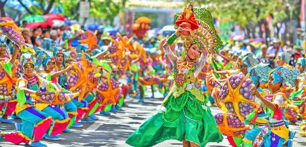 Khung cảnh rực rỡ sắc màu ở lễ hội Sinulog. Ảnh: iamaileen.com Khung cảnh rực rỡ sắc màu ở lễ hội Sinulog. Ảnh: iamaileen.com
