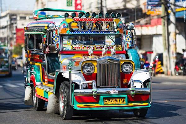 Những chiếc xe đủ màu đủ sắc Jeepney đã trở thành phương tiện công cộng chính yếu, đồng thời cũng là biểu tượng văn hóa đặc trưng ở Philippines. Ảnh: jjwrightfineart.com Những chiếc xe đủ màu đủ sắc Jeepney đã trở thành phương tiện công cộng chính yếu, đồng thời cũng là biểu tượng văn hóa đặc trưng ở Philippines. Ảnh: jjwrightfineart.com