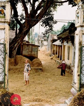 Tài tử đến thăm làng Ước Lễ ở Thanh Oai, Hà Nội vào mùa gặt đầu tháng 10. Charlie đi dạo trên con đường làng phủ đầy rơm rạ.