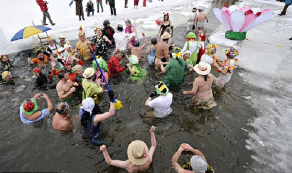Brinkworth là một trong số những người đam mê hoạt động winter swimming (bơi vào mùa đông). Trong mắt của nhiều người, Brinkworth và những người khác đều là những "kẻ điên" khi họ lao xuống dòng nước lạnh giá. Ảnh: AFP. Brinkworth là một trong số những người đam mê hoạt động winter swimming (bơi vào mùa đông). Trong mắt của nhiều người, Brinkworth và những người khác đều là những "kẻ điên" khi họ lao xuống dòng nước lạnh giá. Ảnh: AFP.