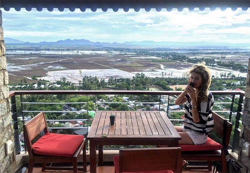 Cô chụp hình tại khu nghỉ dưỡng Victoria Núi Sam Lodge ở Châu Đốc, An Giang. Cô chụp hình tại khu nghỉ dưỡng Victoria Núi Sam Lodge ở Châu Đốc, An Giang.