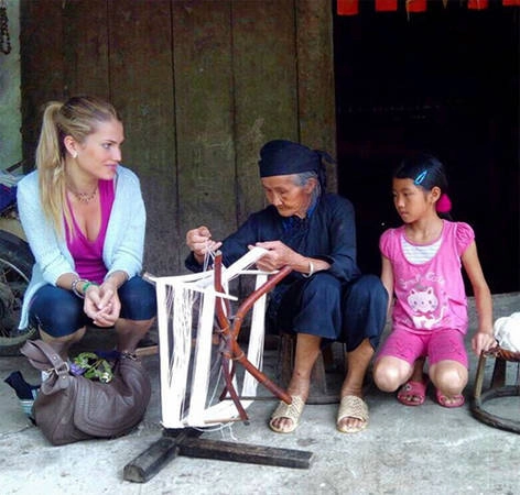 Mireia Lalaguna ăn mặc giản dị, gặp gỡ người dân bản địa. Mireia Lalaguna ăn mặc giản dị, gặp gỡ người dân bản địa.