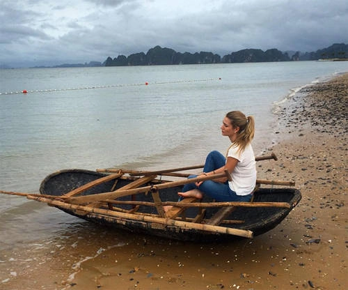 Người đẹp đăng tải bức hình trên bãi biển ở Tuần Châu, Quảng Ninh. Mireia Lalaguna chia sẻ trước chung kết Hoa hậu Hoàn vũ: "Sau khi tới thăm Ấn Độ, Việt Nam và Campuchia, tôi quan tâm tới đạo Phật - tôn giáo dựa vào việc kiểm soát năng lượng bên trong, tìm kiếm hạnh phúc thông qua sự kết nối của tâm hồn và cơ thể". Người đẹp đăng tải bức hình trên bãi biển ở Tuần Châu, Quảng Ninh. Mireia Lalaguna chia sẻ trước chung kết Hoa hậu Hoàn vũ: "Sau khi tới thăm Ấn Độ, Việt Nam và Campuchia, tôi quan tâm tới đạo Phật - tôn giáo dựa vào việc kiểm soát năng lượng bên trong, tìm kiếm hạnh phúc thông qua sự kết nối của tâm hồn và cơ thể".