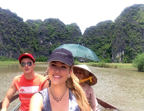Cô cũng tới Tam Cốc - Bích Động ở Ninh Bình. Người đẹp đi cùng em trai. Cô cũng tới Tam Cốc - Bích Động ở Ninh Bình. Người đẹp đi cùng em trai.