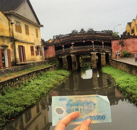 Tân Hoa hậu Thế giới cũng từng có mặt ở Hội An. Cô đăng tải trên Instagram bức hình chụp Chùa Cầu với một tờ tiền Việt. Tân Hoa hậu Thế giới cũng từng có mặt ở Hội An. Cô đăng tải trên Instagram bức hình chụp Chùa Cầu với một tờ tiền Việt.