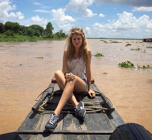 Cô cũng tới thăm miền Tây. Trong hình, người đẹp đi thuyền trên sông Mekong, khu vực Cái Bè, tỉnh Tiền Giang. Cô cũng tới thăm miền Tây. Trong hình, người đẹp đi thuyền trên sông Mekong, khu vực Cái Bè, tỉnh Tiền Giang.