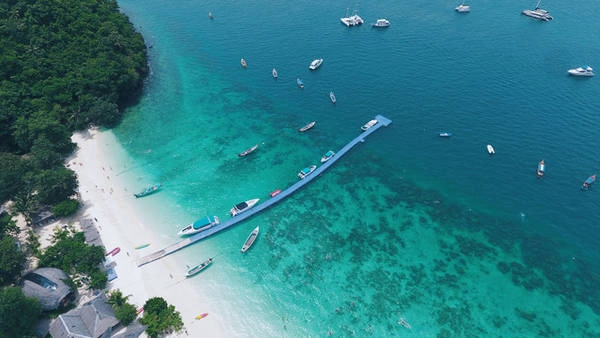 Làn nuớc biển xanh trong vắt sánh đôi với rừng nguyên sinh, tạo cho Coral một vẻ đẹp riêng. Ảnh: Mai Hương