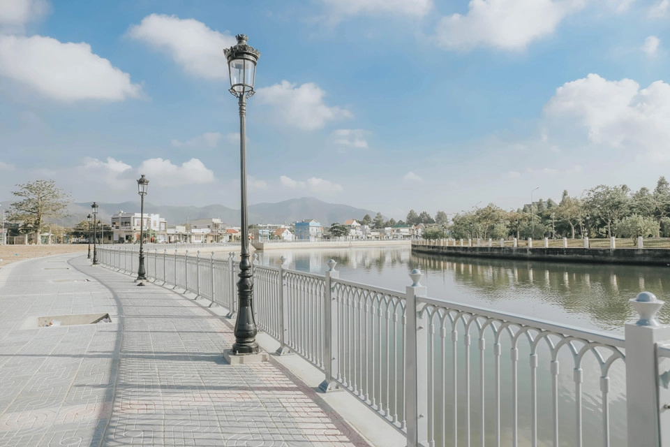 Nét đẹp của thành phố biển, bạn không chỉ cảm nhận từ vẻ bề ngoài mà còn bởi tâm hồn, tình cảm đối với nơi đây. Tôi đã thực hiện bộ sưu tập về thành phố biển này trong nhiều mùa khác nhau, bằng niềm đam mê nhiếp ảnh và tấm lòng đối với mảnh đất nơi chôn rau cắt rốn. Nét đẹp của thành phố biển, bạn không chỉ cảm nhận từ vẻ bề ngoài mà còn bởi tâm hồn, tình cảm đối với nơi đây. Tôi đã thực hiện bộ sưu tập về thành phố biển này trong nhiều mùa khác nhau, bằng niềm đam mê nhiếp ảnh và tấm lòng đối với mảnh đất nơi chôn rau cắt rốn.
