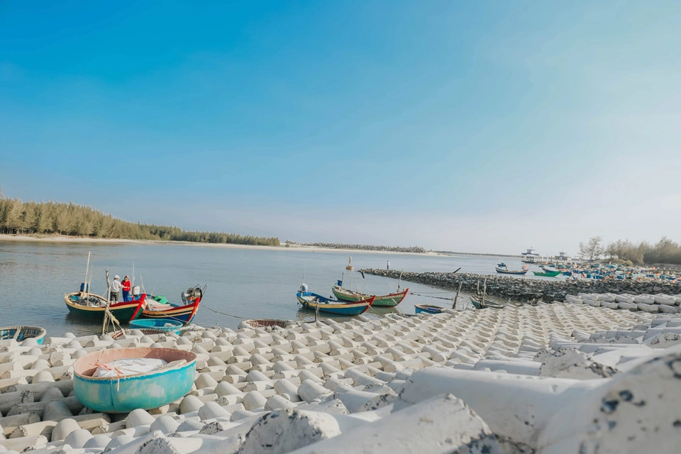 Trong sắc thu dịu ngọt, nét yên bình, mộc mạc nơi đây đã mang đến tâm hồn con người một tình yêu mênh mang, sâu sắc như mảnh đất quê hương. Trong sắc thu dịu ngọt, nét yên bình, mộc mạc nơi đây đã mang đến tâm hồn con người một tình yêu mênh mang, sâu sắc như mảnh đất quê hương.