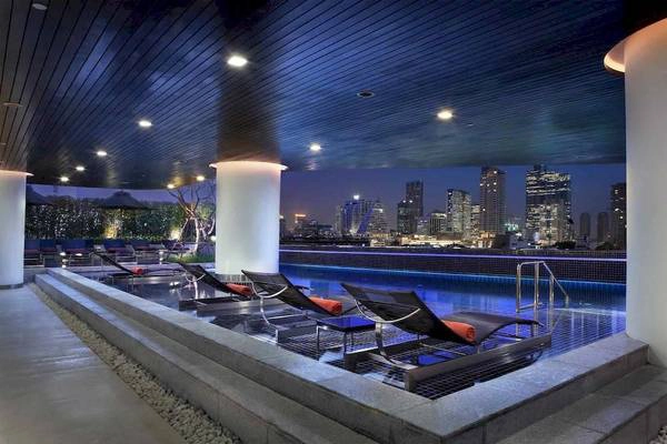 Hồ bơi hướng ra quang cảnh thành phố Bangkok