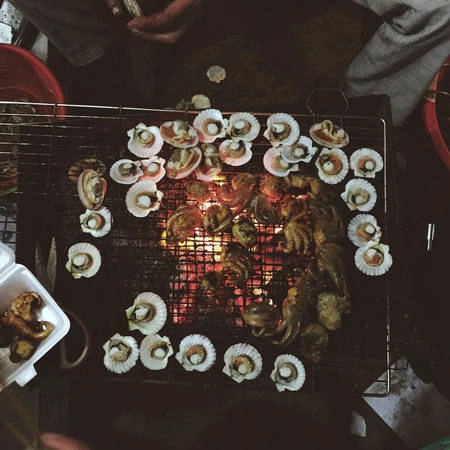 Nếu muốn tổ chức BBQ, bạn có thể ra bờ kè, nhưng phải lưu ý buổi tối gió hơi lớn, khó đốt lửa. Bạn nên mang theo đèn LED hoặc bất cứ vật dụng hỗ trợ chiếu sáng nào đó để chiếu sáng nếu làm BBQ.