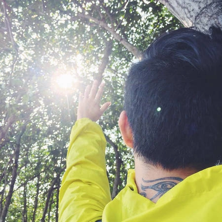 Nếu đi trong ngày, bạn sẽ bỏ lỡ hai thời điểm mà hòn đảo này đẹp nhất là hoàng hôn và bình minh. Vì vậy, hãy tới đây trước hoàng hôn để ra bờ kè ngắm cảnh, hóng gió biển và chụp ảnh. Sáng hôm sau, bạn ra biển sớm ngắm bình minh để cảm nhận không khí yên bình trên đảo.