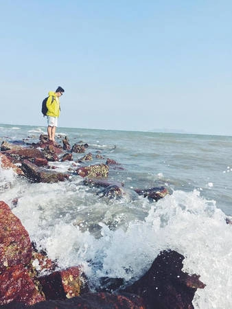 Trước đây, khi đảo chưa được nhiều bạn trẻ biết đến, khách tham quan tới đây nếu muốn ở lại phải xin ngủ nhà dân (dân trên đảo cực kỳ mến khách). Nhưng hiện tại, bạn không còn phải lo về vấn đề chỗ ở, bởi nhiều nhà nghỉ và homestay được xây dựng, phục vụ nhu cầu khách tham quan.