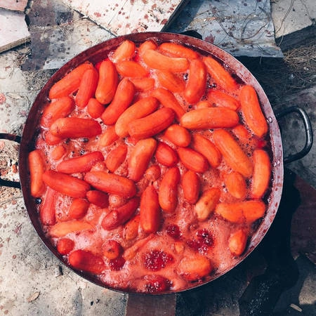 Đảo nhỏ nhưng có nhiều món ăn vặt, tập trung trên một con đường chính trung tâm đảo, cnhư chuối ngào sirô, bánh tráng mạch nha dừa sợi, chè, bánh khọt, hủ tiếu, cơm tấm, phở, cháo hào, ngon nhất là bánh mì, hột vịt lộn, kem chuối…