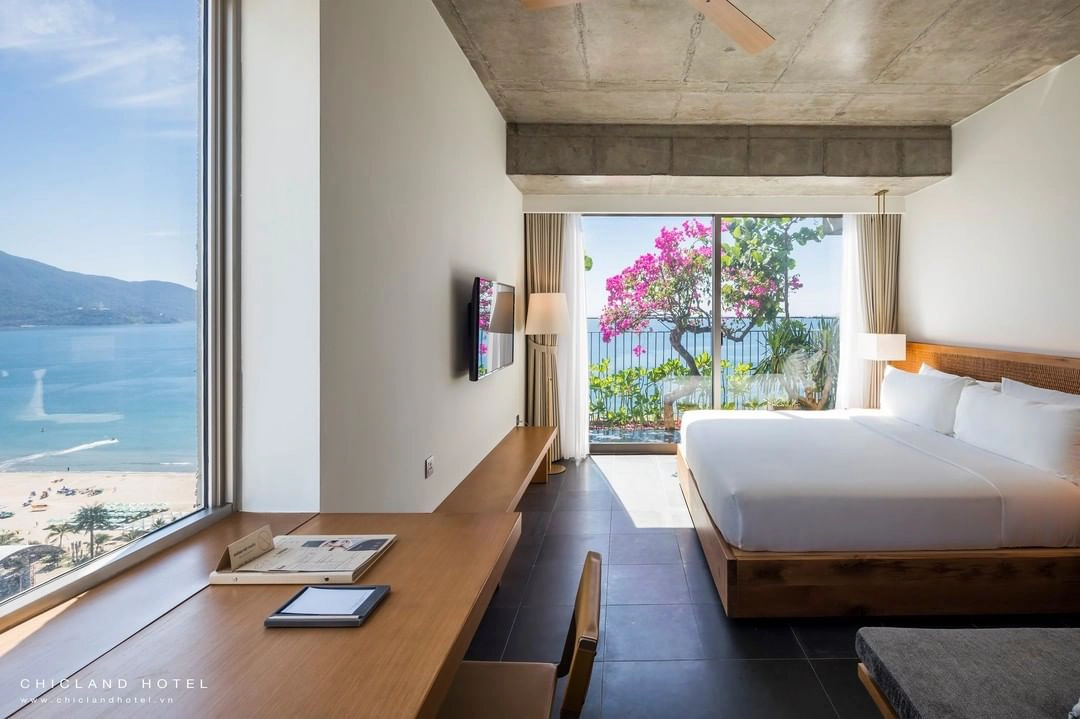 Không gian phòng ở sang trọng, hòa hợp với thiên nhiên. Ảnh: chiclandhotels