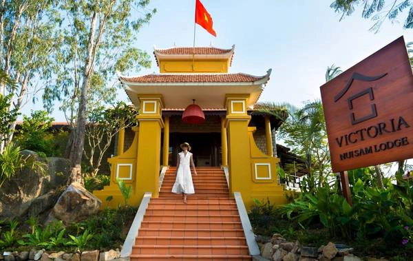 Cổng chào với kiến trúc độc đáo tại Victoria Núi Sam Lodge. Ảnh: victoriahotels.asia