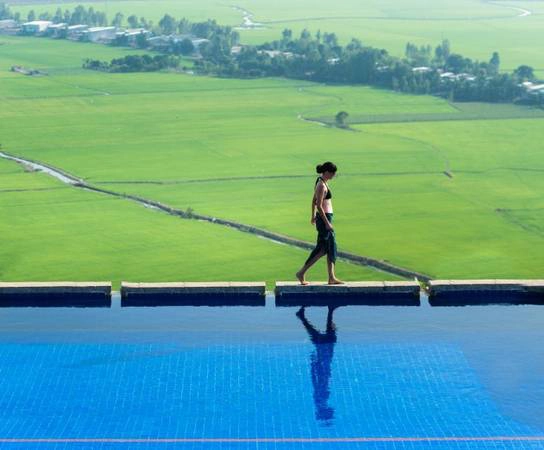 Tầm nhìn tuyệt đẹp từ hồ bơi.  Ảnh: victoriahotels.asia