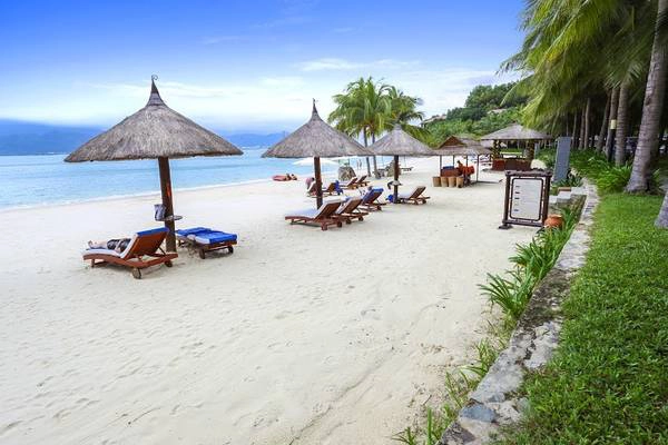 Du khách sẽ thỏa thích thư giãn trên bãi biển xinh đẹp và yên tĩnh. Du khách sẽ thỏa thích thư giãn trên bãi biển xinh đẹp và yên tĩnh.
